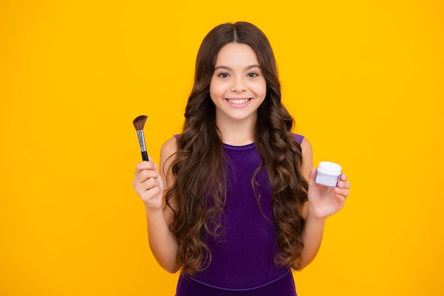 Menina criança 12 13 14 anos fazendo maquiagem de beleza com pó e pincel Lindo adolescente aplicando maquiagem Garota feliz rosto emoções positivas e sorridentes