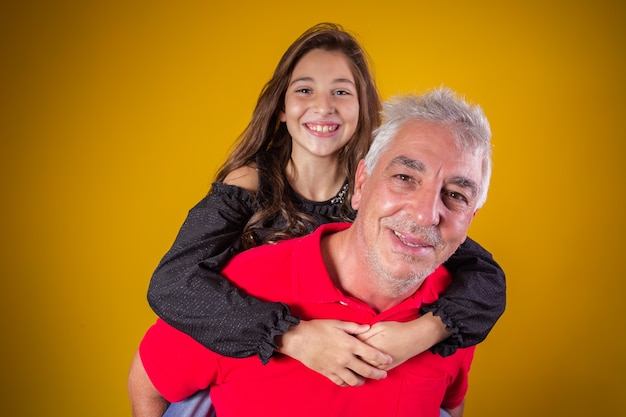 Foto menina criança abraçando o avô dela. dia do avô