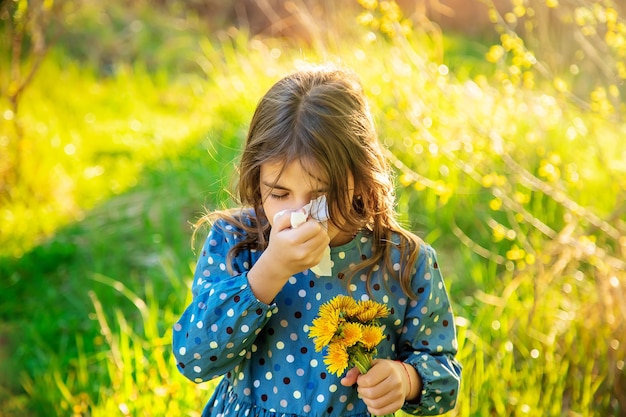 Foto menina criança alérgica a flores