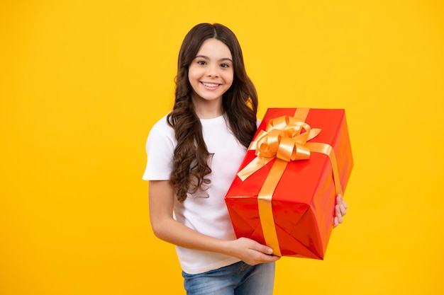 Menina criança bonita felicita com dia dos namorados dando caixa de presente romântica cumprimento presente e conceito de aniversário de presente feliz adolescente emoções positivas e sorridentes de adolescente