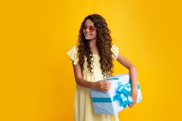 Menina criança bonita felicita com dia dos namorados dando caixa de presente romântica Cumprimento presente e conceito de aniversário de presente Feliz adolescente emoções positivas e sorridentes de adolescente