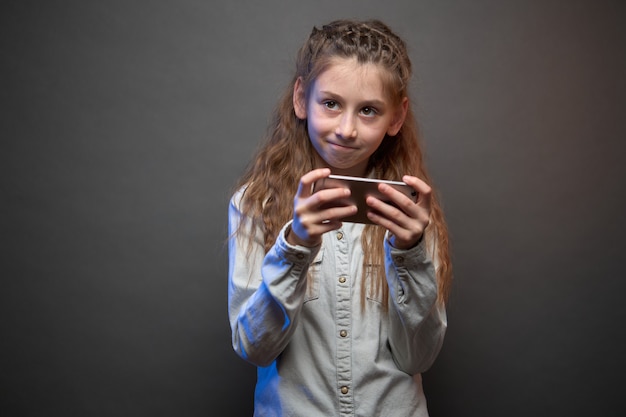 Menina criança brincando usando o telefone e sorrindo