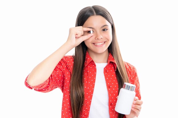 Foto menina criança com aditivos alimentares naturais ou estilo de vida saudável de pílulas de vitamina criança adolescente com pílulas médicas tratamento e cuidados de saúde retrato de menina adolescente sorridente feliz