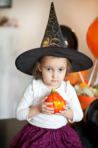 Menina criança engraçada fantasiada de bruxa para o Halloween.