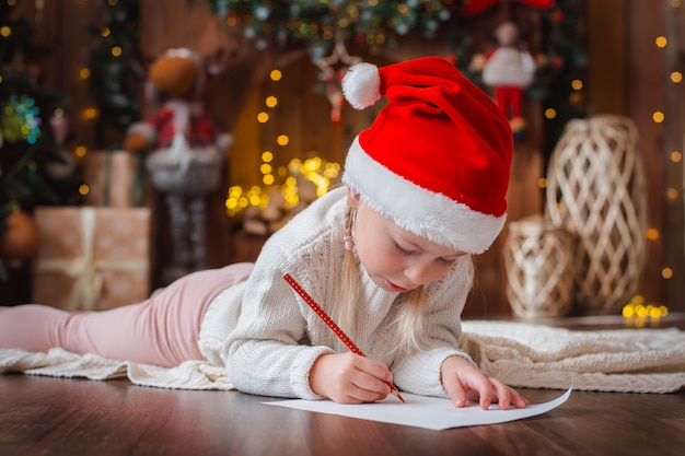 Menina criança escreve carta Papai Noel