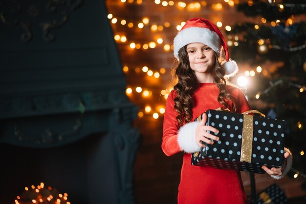 Menina criança feliz com caixa de presente. Férias, presentes, conceito de Natal.