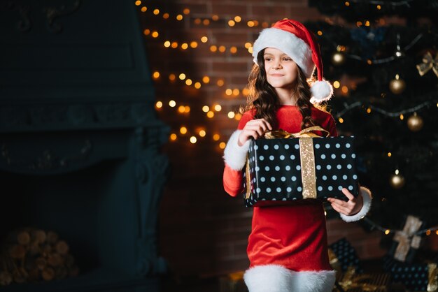 Menina criança feliz com caixa de presente. férias, presentes, conceito de natal.