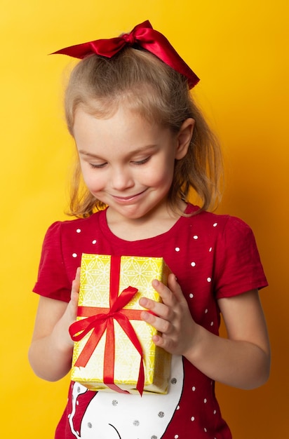 Menina criança feliz com caixa de presente