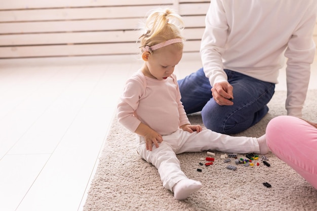 Menina criança feliz com implante coclear se divertindo com seu pai aparelho auditivo para surdos e conceito inovador de tecnologia de saúde