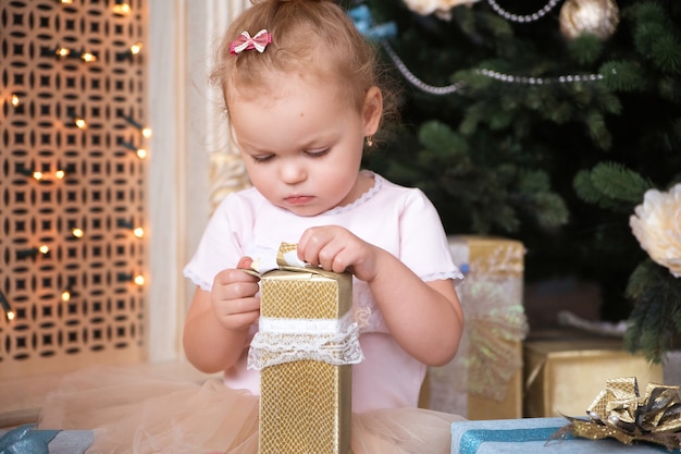 Menina criança feliz com presentes de Natal