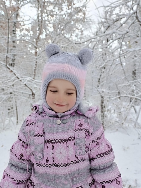 Menina criança feliz em dia de inverno