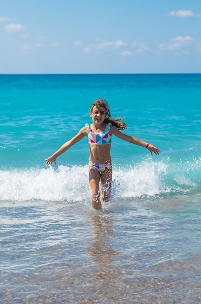 Menina criança no mar. Foco seletivo.