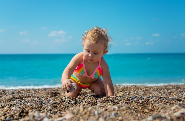 Menina criança no mar. foco seletivo.