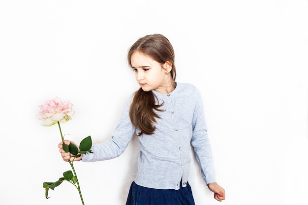 Menina, criança segurando uma rosa no rosto, emoções, presente, crianças, férias