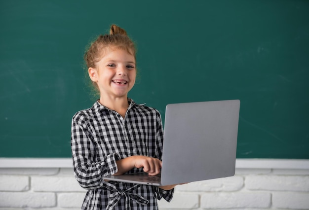 Menina criança usando gadgets para estudar educação informática para crianças