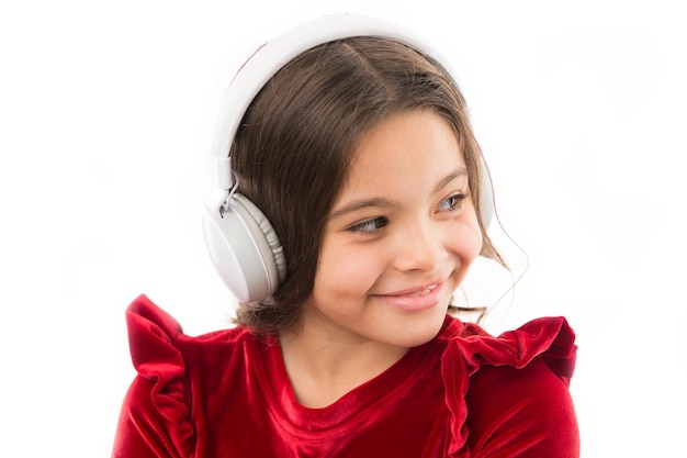 Menina criança use fones de ouvido modernos de música Ouça músicas populares novas e futuras agora Música sempre comigo Garotinha ouça música fones de ouvido sem fio Canal de música online