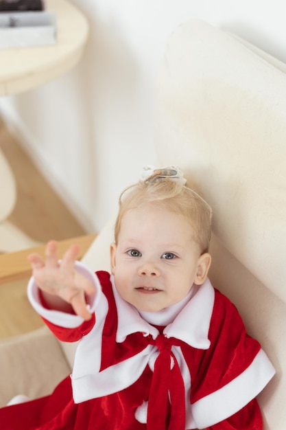 Menina criança vestida com vestido de natal com implantes cocleares se divertindo em casa aparelho auditivo e tecnologias inovadoras para tratamento de surdez foto vertical com espaço de cópia para mídias sociais