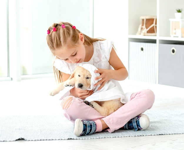 Menina cuidando do filhote de cachorro