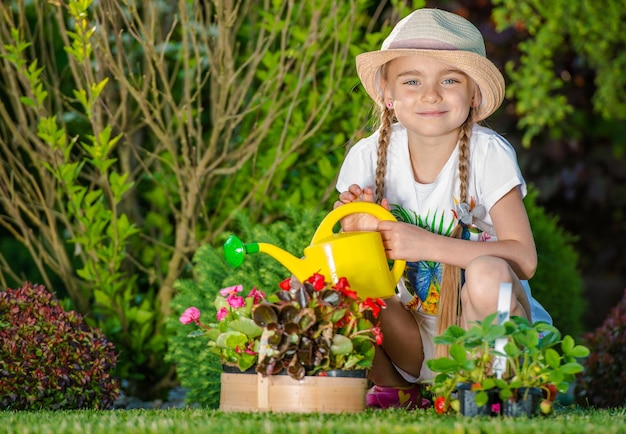 Menina cuidando do jardim