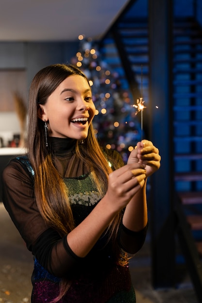 Menina curtindo uma festa de ano novo