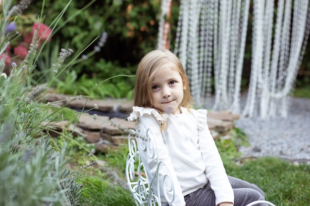 Menina da criança do retrato no jardim