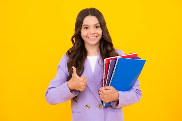 Menina da escola adolescente com livros Estudante de colegial