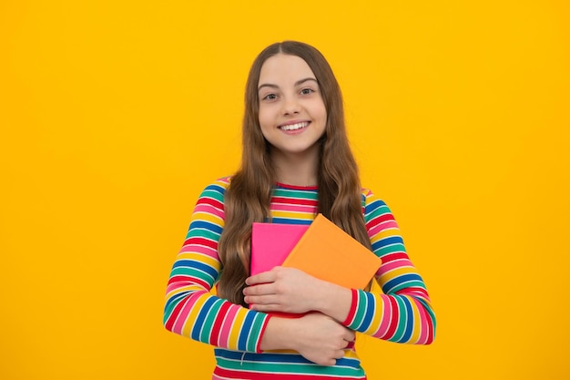 Menina da escola adolescente com livros Estudante de colegial