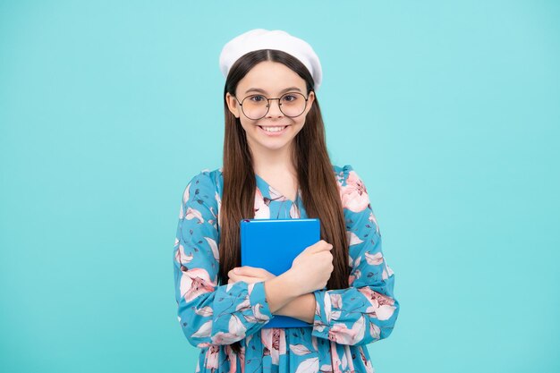 Menina da escola adolescente estuda com livros Aprendendo conhecimento e conceito de educação infantil Feliz adolescente emoções positivas e sorridentes