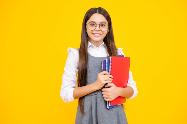 Menina da escola adolescente estuda com livros Aprendendo conhecimento e conceito de educação infantil