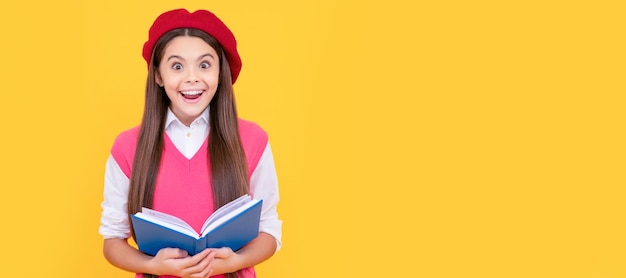 Menina da escola adolescente surpresa na boina francesa lendo livro sobre a felicidade de fundo amarelo Banner