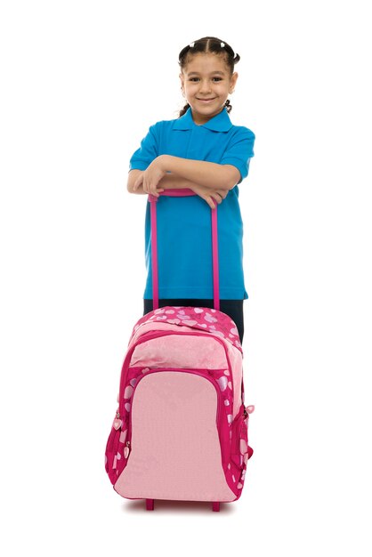 Foto menina da escola com mochila rolante