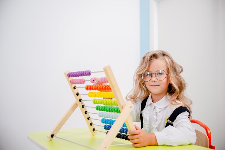 Menina da escola contando