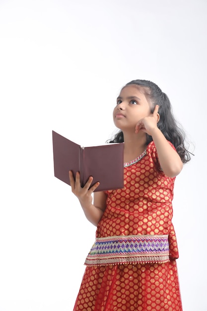 Menina da escola indiana estudando em fundo branco