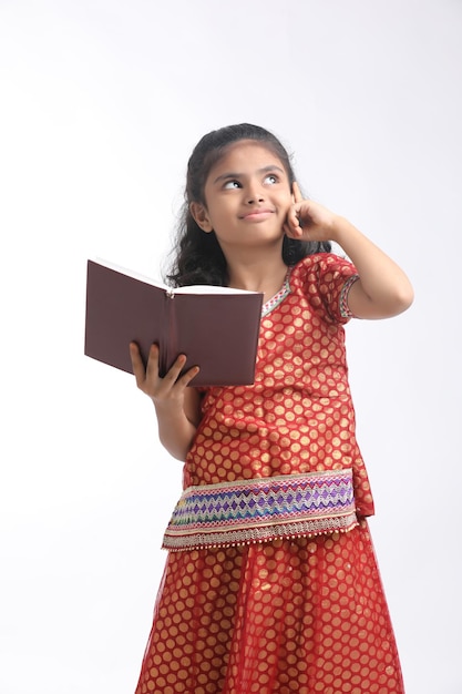 Menina da escola indiana estudando em fundo branco