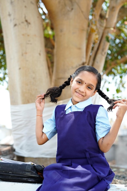 Menina da escola indiana vestindo uniforme escolar