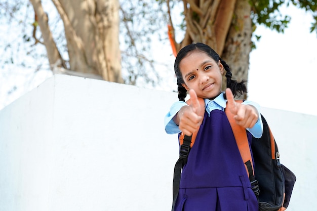 Menina da escola indiana vestindo uniforme escolar