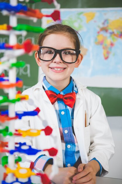 Menina da escola, montagem de modelo de molécula para projeto de ciência em laboratório