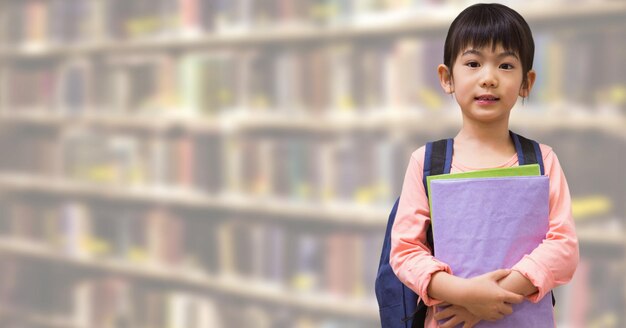 Menina da escola na biblioteca educacional