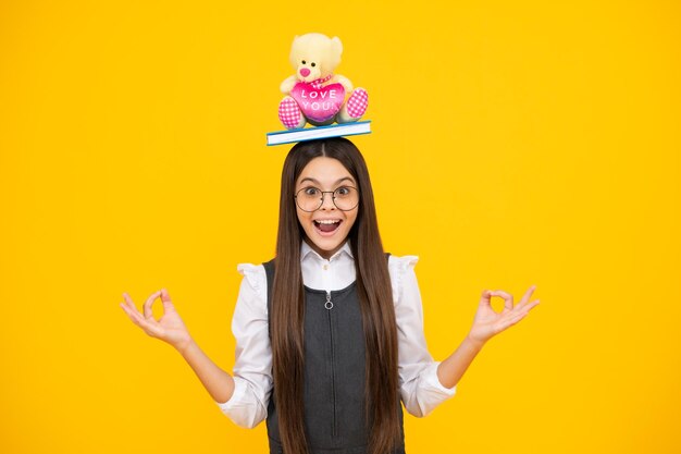 Menina da escola segura brinquedo Crianças em idade escolar com brinquedos favoritos em fundo amarelo isolado Infância