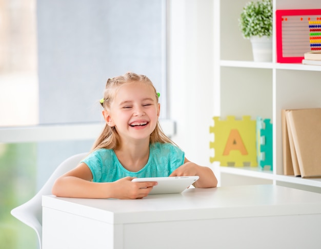 Menina da escola usando tablet