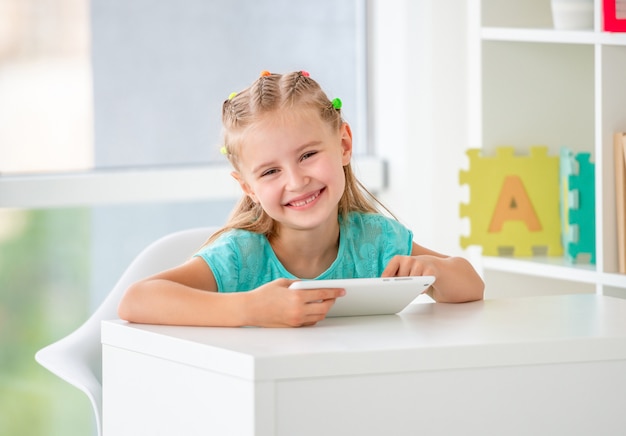 Menina da escola usando tablet