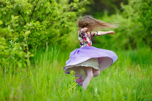 Foto menina dançando ao ar livre