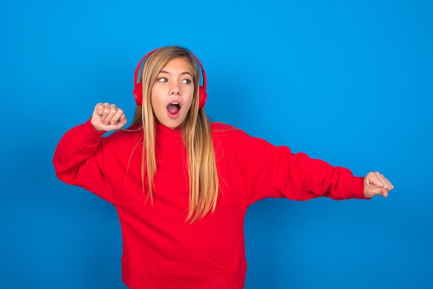 menina dançando e ouvindo música com fones de ouvido