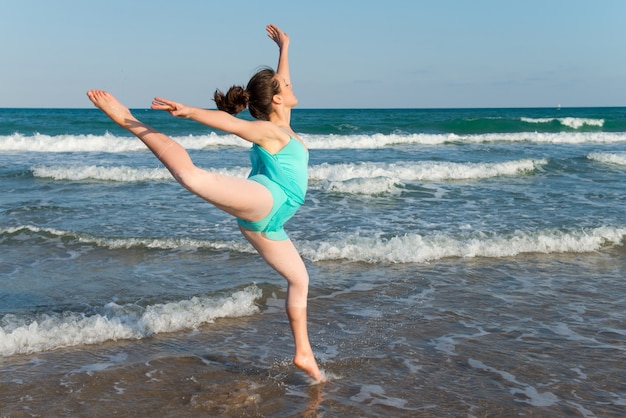 Menina dançando na praia