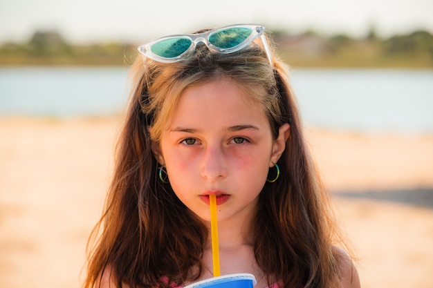 Menina de 10 anos no mar. retrato de um adolescente. garota de