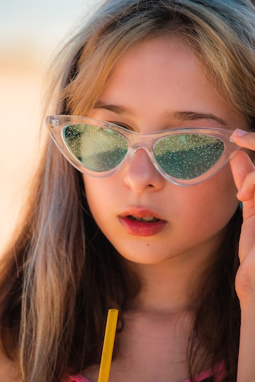 Menina de 10 anos no mar. retrato de um adolescente. garota de