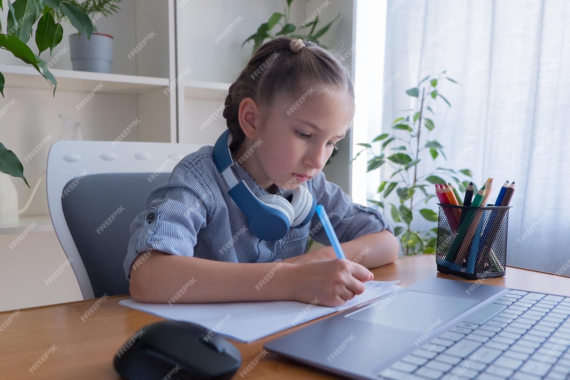 bebê menina pessoa jogo aprenda estudar notebook computador