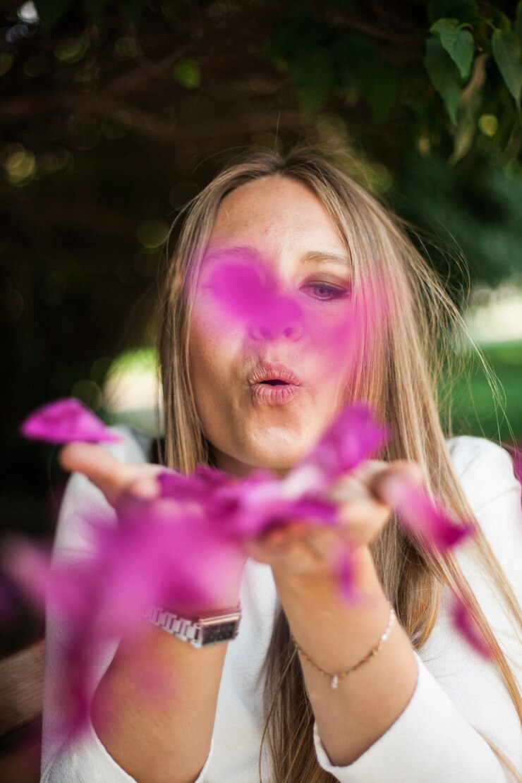 Menina de aparência européia com flores, peônias em suas mãos