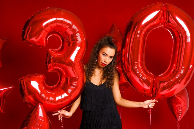 Menina de beleza dos namorados com balão vermelho linda feliz caucasiana jovem feriado festa aniversário ...