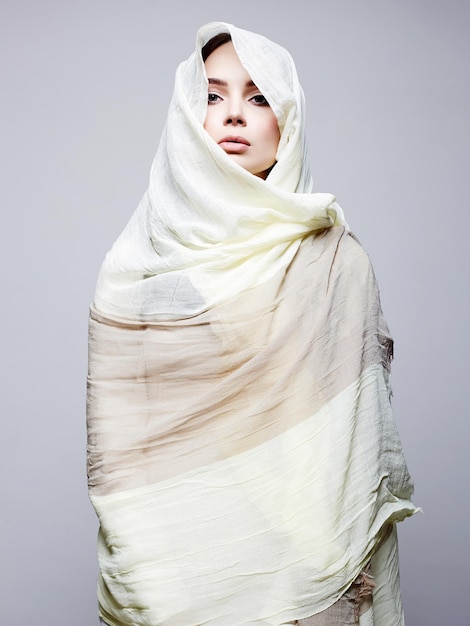 Menina de beleza em hijab moda estilo oriental mulher